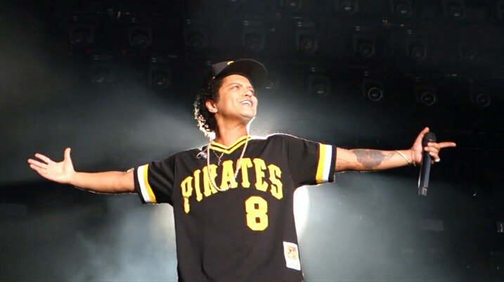 EgaAjeng's tweet photo. LOVE when @BrunoMars stands right in front of the light, just BEAUTIFUL!! As always... 😍❤
.
.
.
#BrunoMars #Petergenehernandez #24KMagicWorldTour #hooligans #HooligansForever https://t.co/Zrq44FBj4d