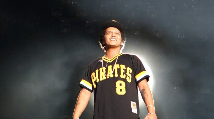 EgaAjeng's tweet photo. LOVE when @BrunoMars stands right in front of the light, just BEAUTIFUL!! As always... 😍❤
.
.
.
#BrunoMars #Petergenehernandez #24KMagicWorldTour #hooligans #HooligansForever https://t.co/Zrq44FBj4d