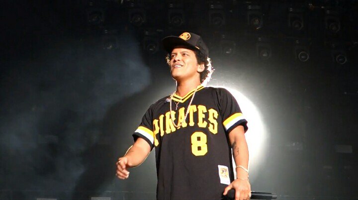 EgaAjeng's tweet photo. LOVE when @BrunoMars stands right in front of the light, just BEAUTIFUL!! As always... 😍❤
.
.
.
#BrunoMars #Petergenehernandez #24KMagicWorldTour #hooligans #HooligansForever https://t.co/Zrq44FBj4d