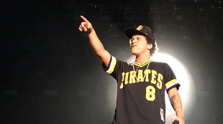 EgaAjeng's tweet photo. LOVE when @BrunoMars stands right in front of the light, just BEAUTIFUL!! As always... 😍❤
.
.
.
#BrunoMars #Petergenehernandez #24KMagicWorldTour #hooligans #HooligansForever https://t.co/Zrq44FBj4d