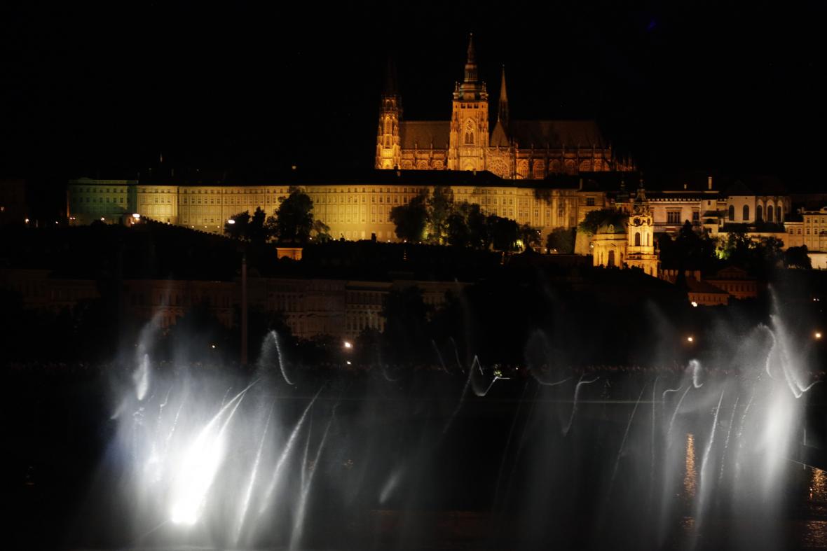 CT24zive's tweet photo. Hasiči v Praze vytvořili největší fontánu na světě. Vidět byla z Jiráskova a Palackého mostu >> https://t.co/hBfRXlRcTf https://t.co/CVRbVOhosy
