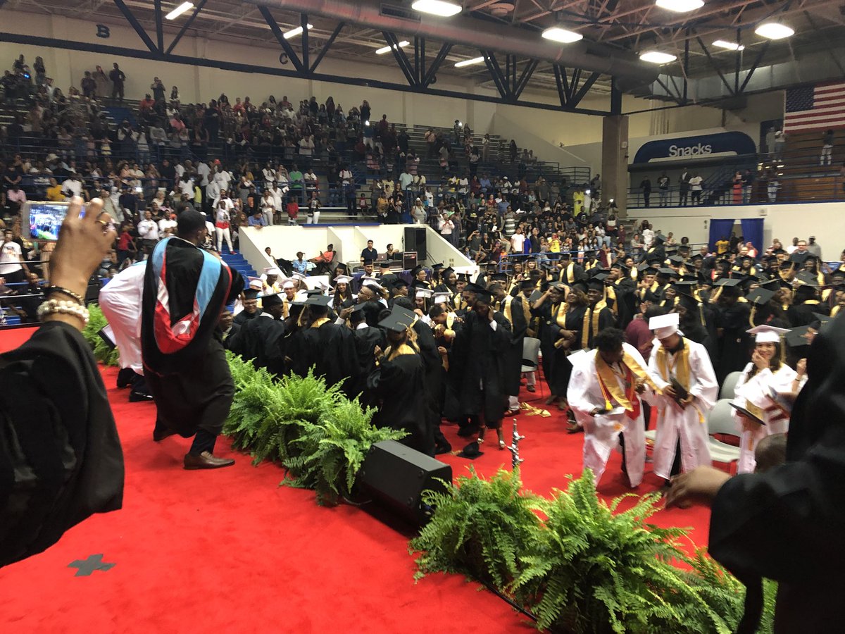 NorthForestHigh's tweet photo. Congratulations Class of 2018! #HISDGrad #winningseason https://t.co/cWCfOkKH4z
