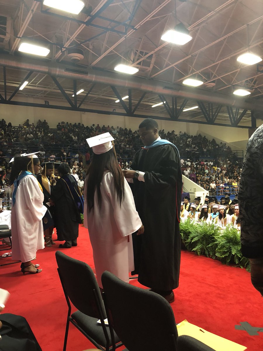 NorthForestHigh's tweet photo. Congratulations Class of 2018! #HISDGrad #winningseason https://t.co/cWCfOkKH4z