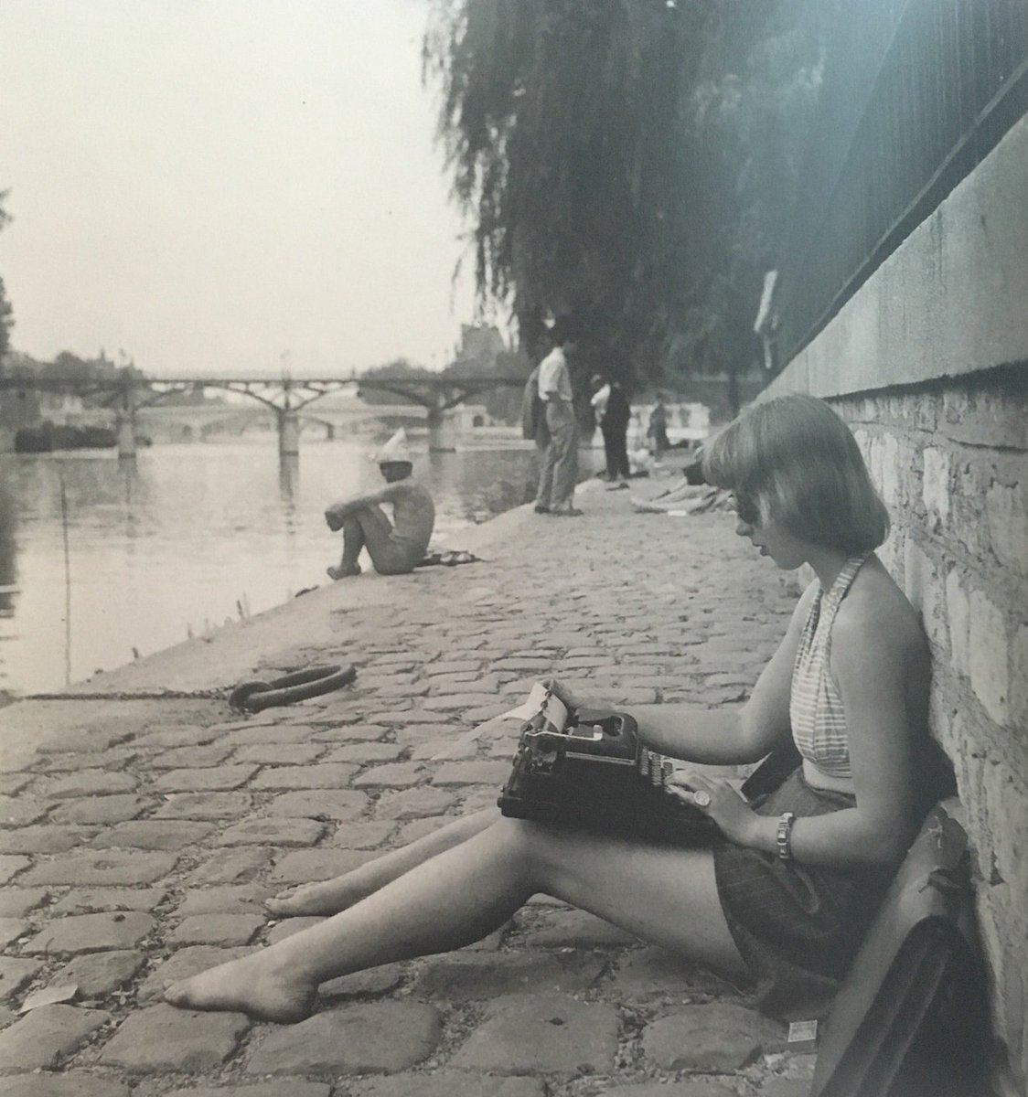 YanYannoche's tweet photo. Image rare d'une femme tweetant pendant sa pause, en 1947. https://t.co/iiiHIRXvom