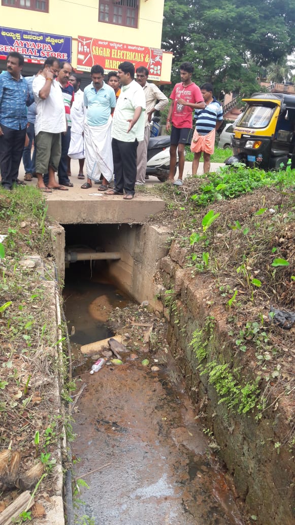 jaideepshenoy's tweet photo. #MonsoonRealityCheck @vedavyasbjp continues to inspect possible trouble areas of flooding, clogged drains across #NammaKudla ahead of proper onset of #SouthWestMonsoon. @BJP4India @BJP4Karnataka @BjpMangaluru https://t.co/dWIdYAx1aM