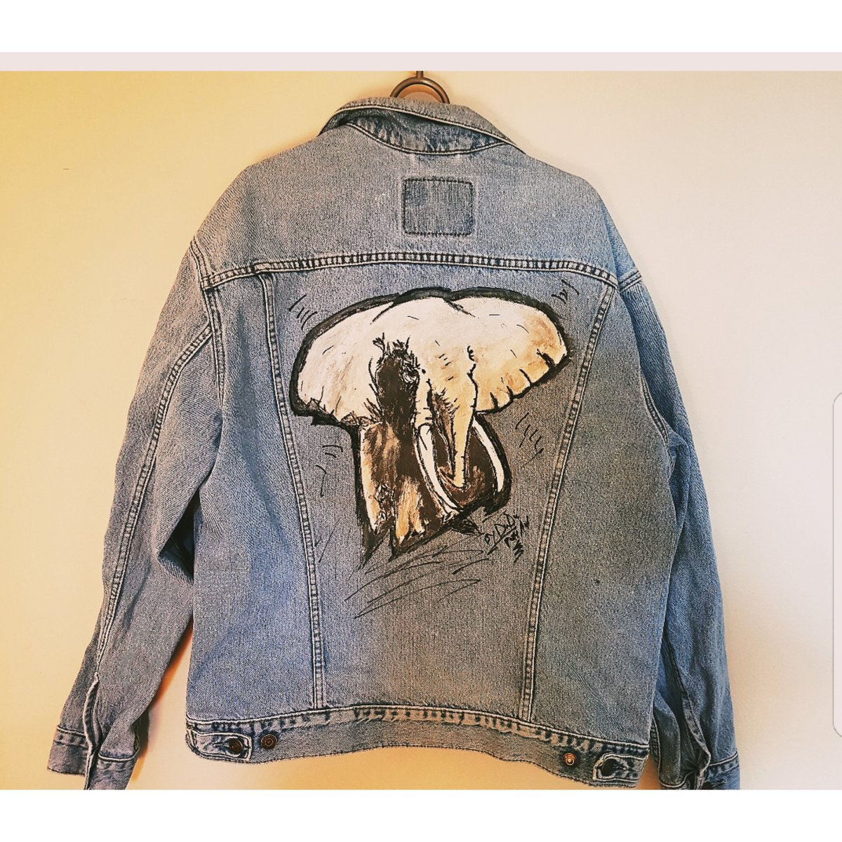 duduWagaG's tweet photo. #OOTD #Denimart #CustomisedDenimJacket #Denimjacket #AnimalArt #ElephentArt #Elephant #BigFive #Art #CustombyDudu #femalepainter #DuduPoshArt https://t.co/AcPsIr5Qmd