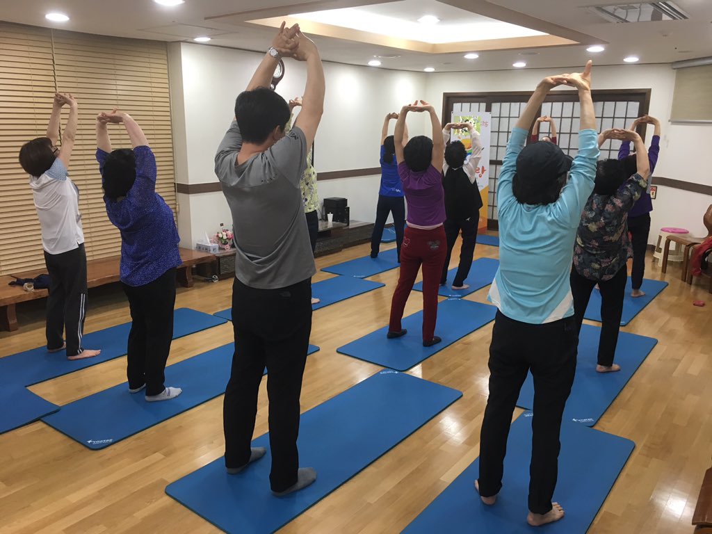 #성남시 #중원구보건소 암환자를 위한 #힐링센터늘해랑 지난 5월의 텃밭에는 쌈채소들이 무럭무럭 자랐고, 우쿨렐레배우기와 노래교실, 원예, 체조, 영양교실등엔 신규분들의 참여활동이 높아졌어요. 치유에 많은 도움이 되기를 빌어봅니다~^^
