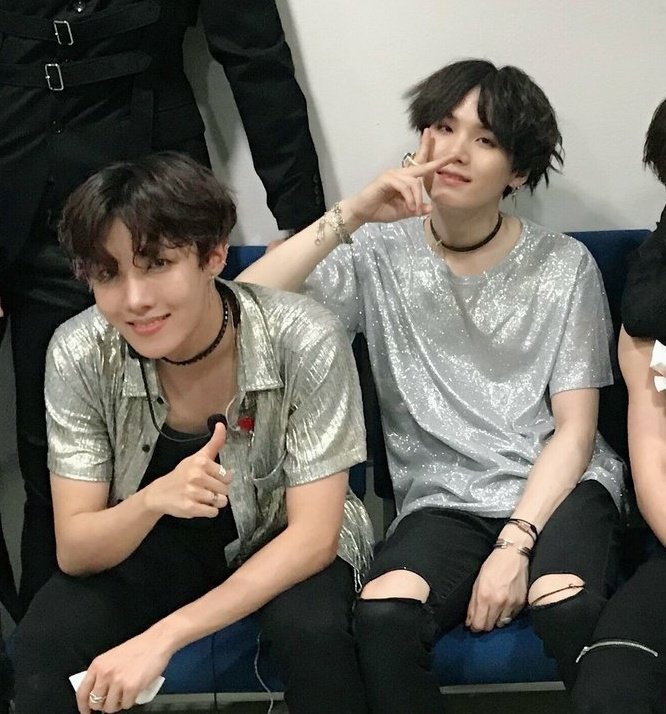 Dynamitang_7's tweet photo. Puta madre, porque me hacen esto chicos? (ellos son mis 2 bias ;-;)

¿Porque hoseok es tan masculino y perfecto madre mía? Así no se pude vivir tranquilamente

¿Porque yoongi es tan bello? I want to die 

#BTS #YouKnowYouLoveThem @radiodisney #RDMA @BTS_twt https://t.co/DaDlppPBiH