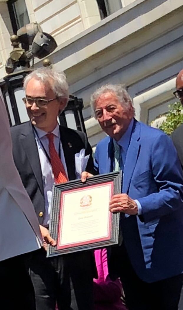 ItalyinSanFran's tweet photo. The legendary @itstonybennett unveiled his honorary street sign #TonyBennettWay in #SanFrancisco today. The ceremony was held in front of the historic @FairmontSF which was where the iconic artist first performed his classic song, "I Left My Heart in SanFrancisco" in 1961. https://t.co/67N3P1Zzmt