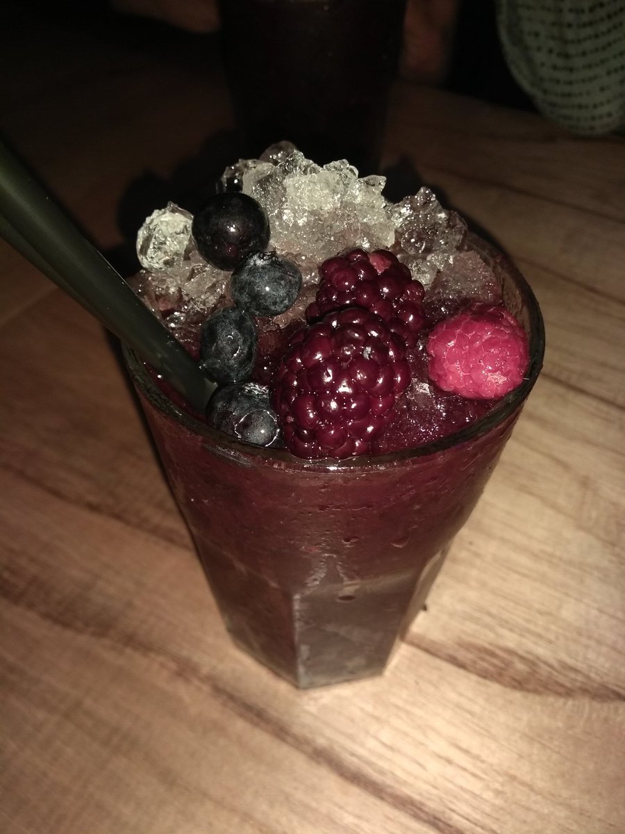 Tongas610's tweet photo. Noche de tragos, noche de amigos. #Tragos #Saturday #Styls https://t.co/NJOoTJxTK4