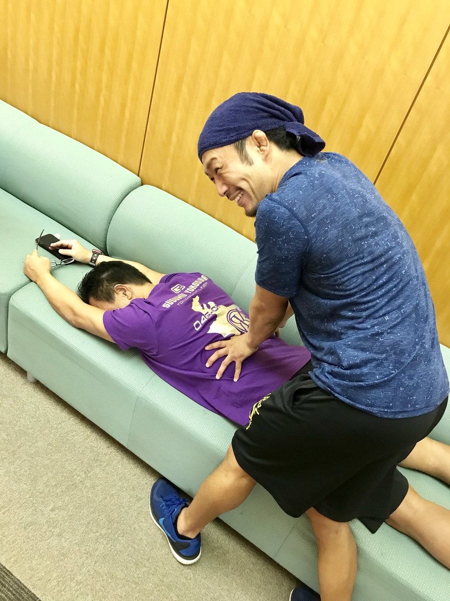 ssm_yokosuka046's tweet photo. バックステージにて、木戸社長にマッサージをしてポイント稼ぎをするパンチくん👐
これは、きっと、、🤔
ちなみに、社長が着ているTシャツは、僕と #TopRebel とのWネームシャツ(絶賛発売中)です♪
#沖縄ツアー #メンバー入り #狙い https://t.co/XI5Wm1skdx
