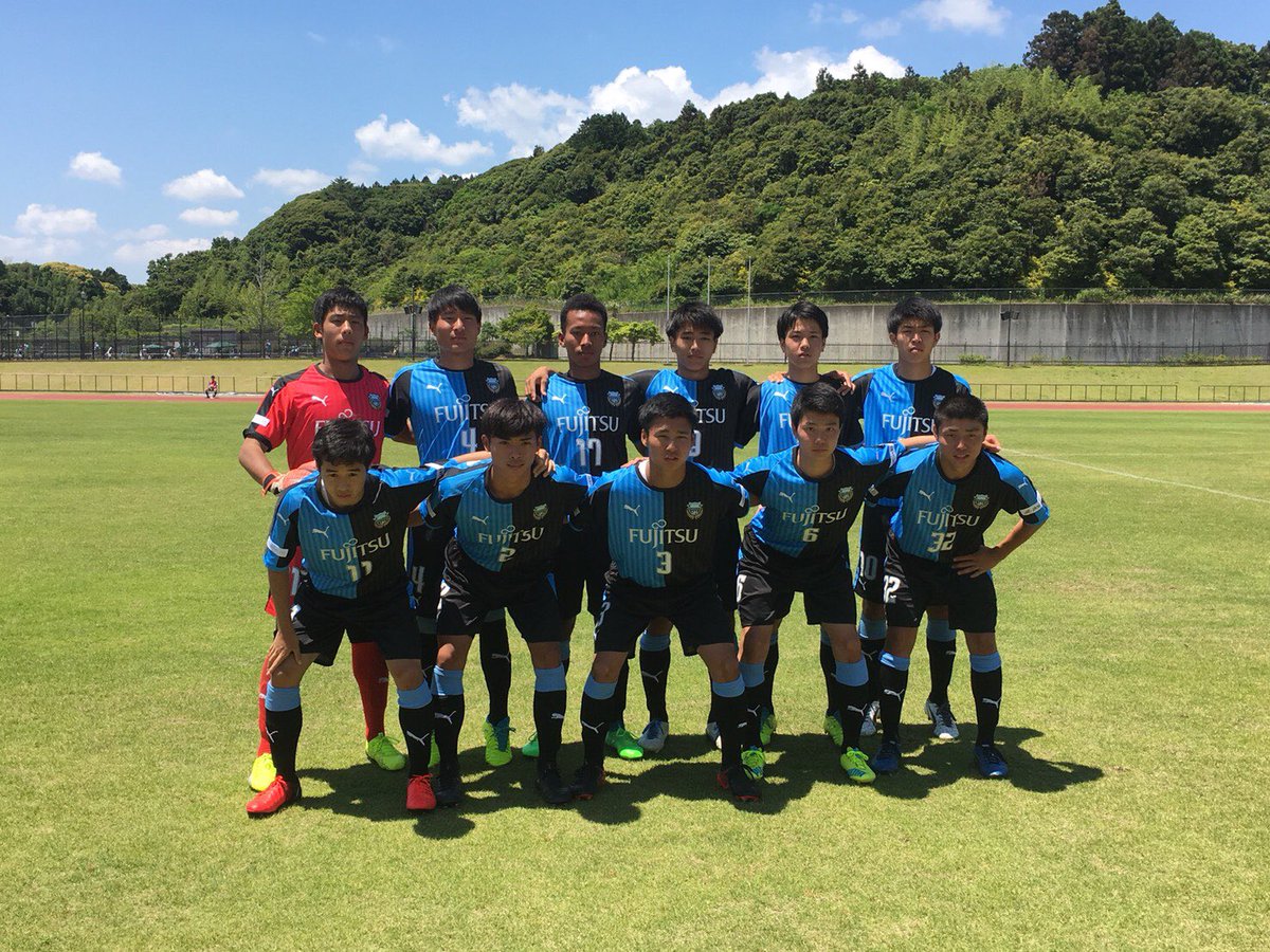 川崎フロンターレ A Twitter U 18 Cy関東大会順位決定戦2回戦vs栃木scユース 試合後 バースデーゴールを決めた宮城天にチームメイトからウォーターファイトによる祝福がありました サポーターからもプレゼントを貰い 本人も誕生日に全国出場を決めれて喜んでいま