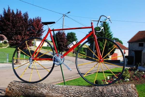 mountrides's tweet photo. Celebrate #WorldBicycleDay. Check out these amazing Road bikes of 2018. https://t.co/Ouju0n7aUS https://t.co/34GEEfE9nK