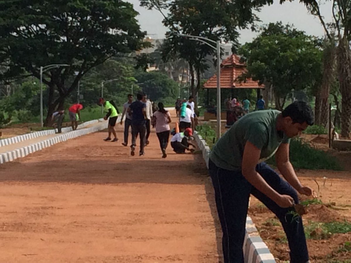 KavithaReddyKR's tweet photo. Good #RunForTheDay 2 minutes better than last 6k run......later did a clean up drive of @AgaraLake Track along with Agara Lake Volunteers - ALPMS πΈπΌπ»πΊπ https://t.co/CQMfYAmyjr