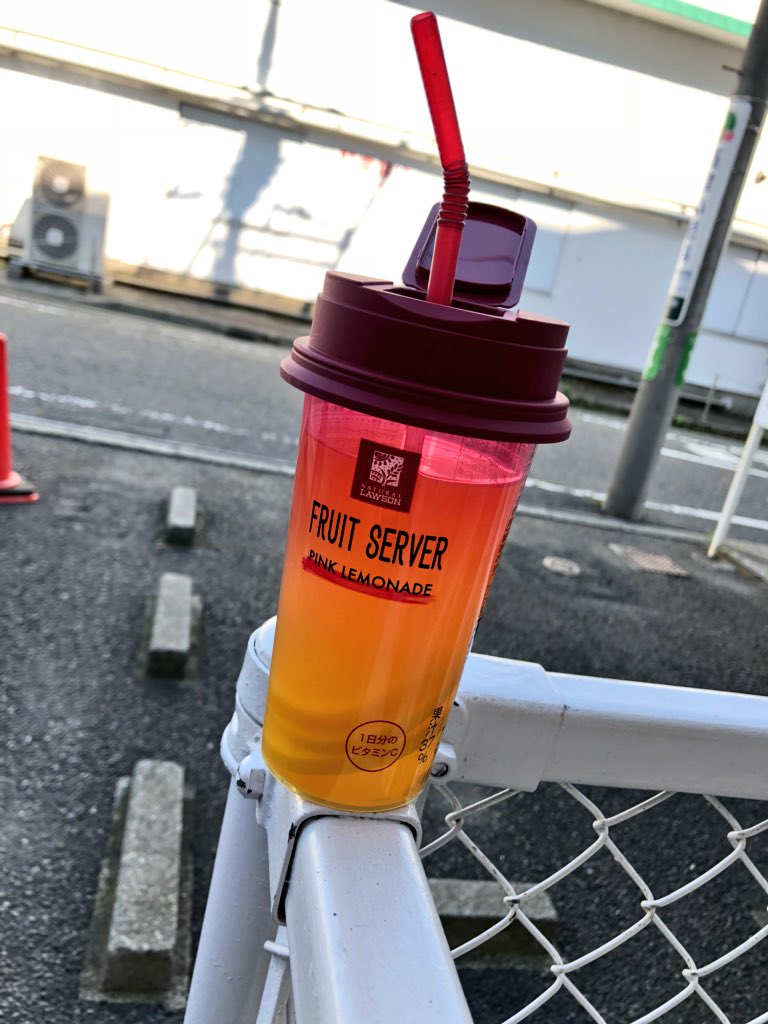 _guardian_deity's tweet photo. 仕事の休憩時間に久々のFRUIT SERVER🥤
こんな酸っぱかったっけ??(笑)
おかげで目が覚めました(笑)
#LAWSON
#FRUITSERVER
#酸っぱい
#目が覚めた https://t.co/qzVqZ2eWoP