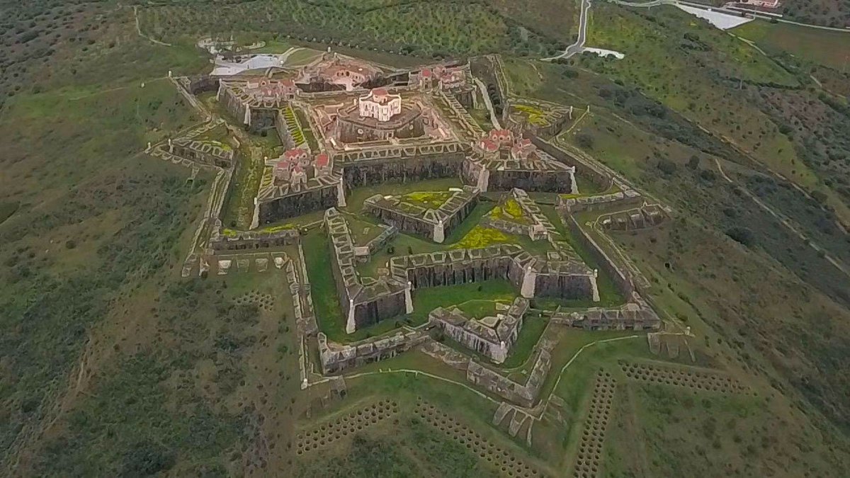 キヤノンマーケティングジャパン ナポレオン軍も撃退した最強要塞とは スペインとの国境から15km そこはポルトガルの国境防衛都市エルヴァスと要塞群 なぜ星形になっているのか そのカタチからこの最強の要塞都市の秘密に迫ります その秘密は
