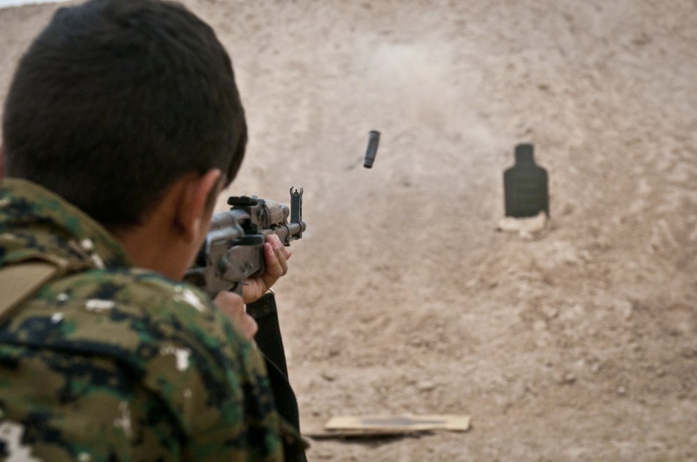 CJTFOIR's tweet photo. #SDF train with #Coalition advisors at an outpost in #Syria. The training was designed to improve the soldiers’ combat fundamentals prior to participating in #OperationRoundup to clear the remaining #Daesh strongholds. #DefeatDaesh https://t.co/QwYD5TMjAn