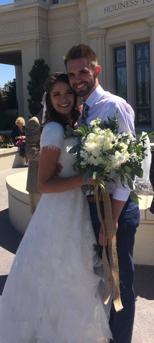 IvanahaFusionn's tweet photo. My sisters wedding was amazing. She looked beautiful as always. I would not change a thing. #princess #wedding #june #sister https://t.co/oSPw6i99Tg