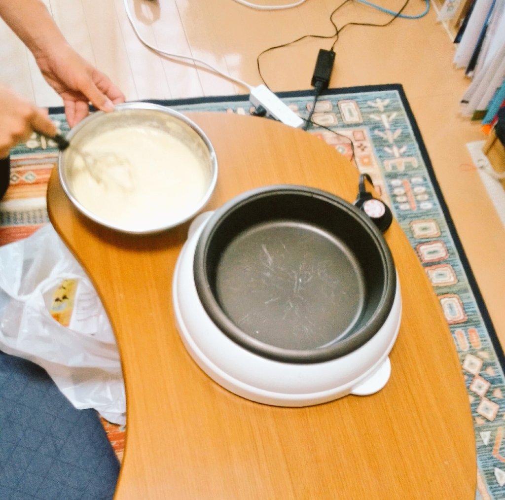 spc_rikkyo's tweet photo. ３回分のホットケーキミックス、一気に混ぜちゃったけど大丈夫なの？？
なんか大惨事だけど、コレちゃんと記事になるのっ！？
SPC117号、大特集『art』どうする、どうなる https://t.co/4QL8x7Ziz9