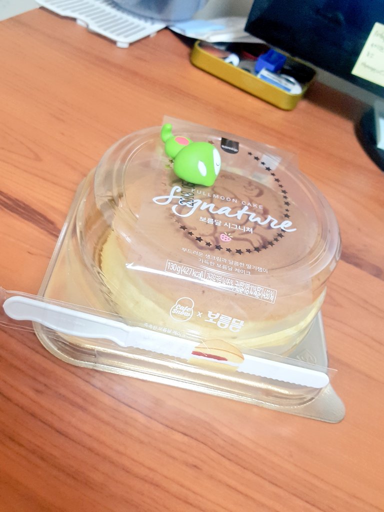 Just_E4t's tweet photo. [GS 카페 스노우 보름달 시그니처/2,900원]
소설책에 나오는 묘사에 홀려 음식을 주워 먹고 얼얼한 뒷통수를 매만지며 베개에 눈물을 적셨던 경험이 딱 두 번 있는데 하나는 다시마 튀각이고 다른 하나는 위저드 베이커리에 나왔던 보름달 빵이다. 과연 시그니처는 어떨지 알아보자; https://t.co/e7KLRSQcEw