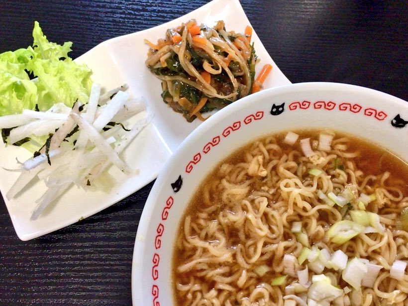 今日のお昼

＊サッポロ一番
＊レバニラ
＊大根サラダ

休日に、ときどき無性に食べたくなるサッポロ一番…（╹◡╹）
レバニラ初挑戦でしたがどうしても臭みが残ってしまって難しかったです💧