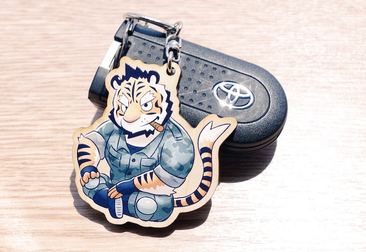 hakurei_02's tweet photo. つ、遂にトラウザー中佐のキーホルダーが届きました(((o(*ﾟ▽ﾟ*)o)))
想像以上に精巧に出来てるし、デフォルメされた中佐が可愛いしで大満足です♪
そのうえ流石国産檜を用いたキーホルダー、本当に檜の香りがするんですよ。
正に全てを引っ括めて、所有欲を満たしてくれる一品です^ ^
#便器戦争 https://t.co/QzF73g7hFK