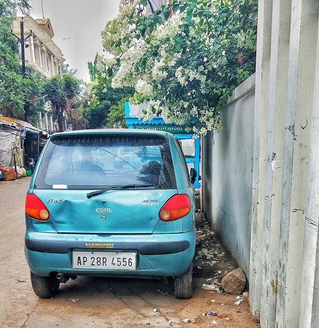 sindhujp's tweet image. If you ignore the garbage, vintage much? 
#justlikethat #randomcar #randomstreet #vintagemuch #vintage #vintagecar #hyderabadstreets #thingsyousee #bohanville ift.tt/2J4U73T