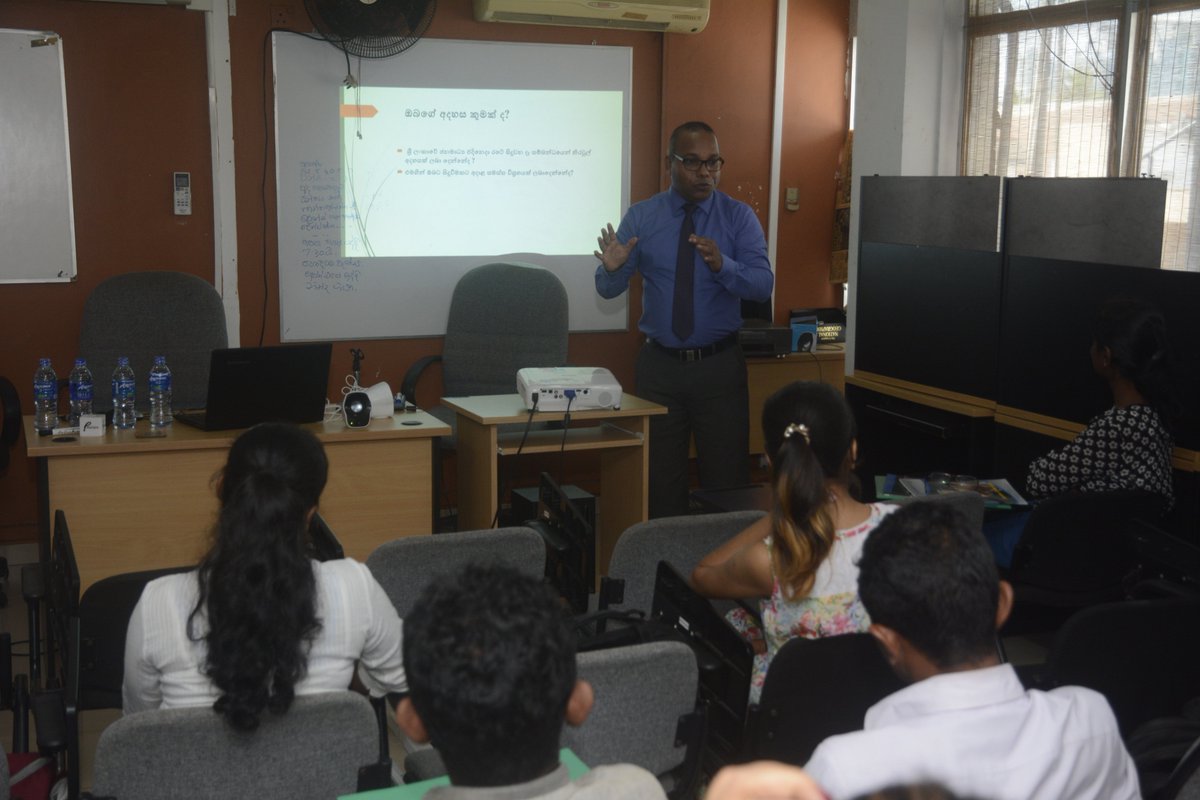 Shan196Shan's tweet photo. @NamalPerera is addressing the new batch of students at the Sri Lanka College of Journalism #SLCJ today.
#lka #SriLanka @mahenrr @KumarLopez @Shifan_LKA https://t.co/HDKQSSYcUN