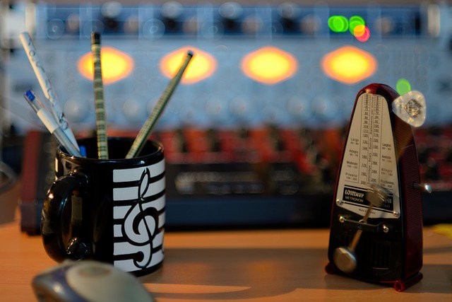 basstechnicals's tweet photo. どこでも出来る
リズムトレーニング

机や、椅子に両手を
置いて片方は表拍

もう片方は裏拍をとりながら
机を叩くだけでも

リズム感は鍛えられますよ！ https://t.co/UKvGMF4847