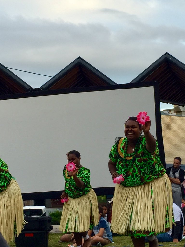 minniecd's tweet image. Girls dance #MaboDay celebrations in #Brisbane #TorresStrait #Mabo #flowers