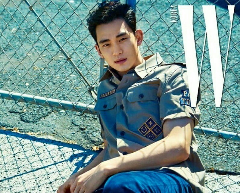 phosigal's tweet photo. kim soo hyun 💂 https://t.co/zSvcoKZUrY