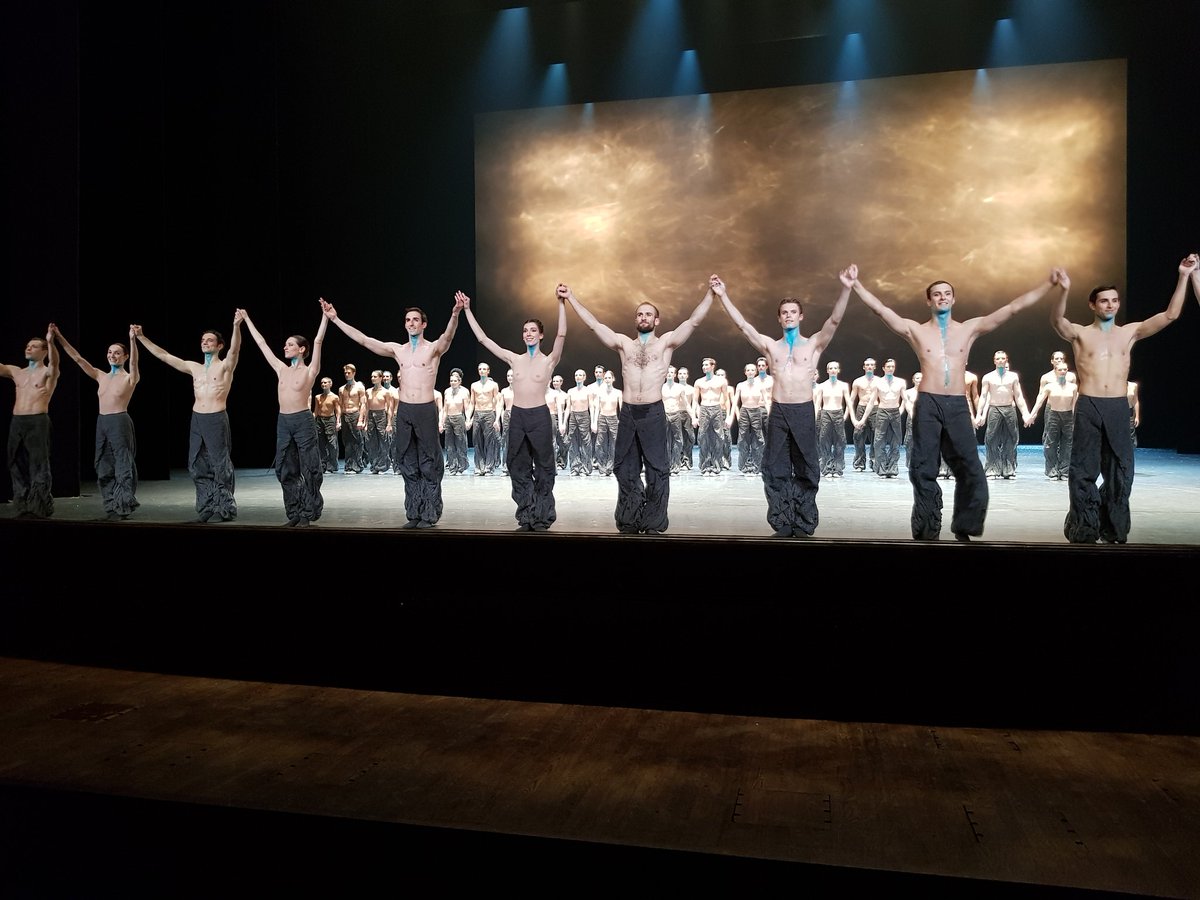 Voir hier soir et même re(voir) 🤗 #TheSeasonsCanon le #ballet envoûtant de #CrystalPite porté avec intensité par 54 #danseurs de @BalletOParis 🤩 😋😍 merci ! #OperaGarnier #ONP  @GrinsztajnEve @AluFrancois @marcmoreaumarc @JulienMeyzindi et les autres😉