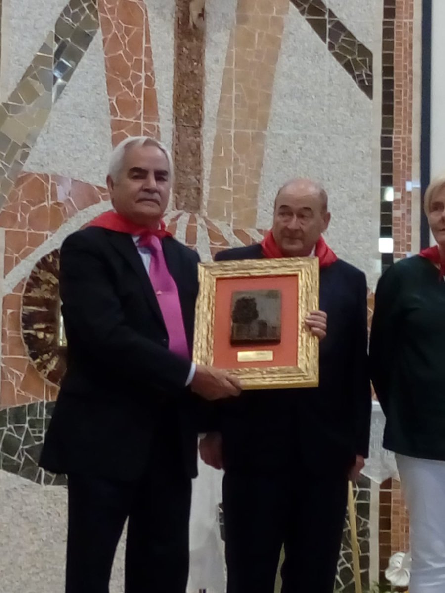 AspaniasBurgos's tweet photo. En #AspaniasBurgos estamos encantados de recibir el reconocimiento de los vecinos del Barrio de #Capiscol. Muchas gracias, nosotros también os apreciamos. https://t.co/ypKe73NvjR