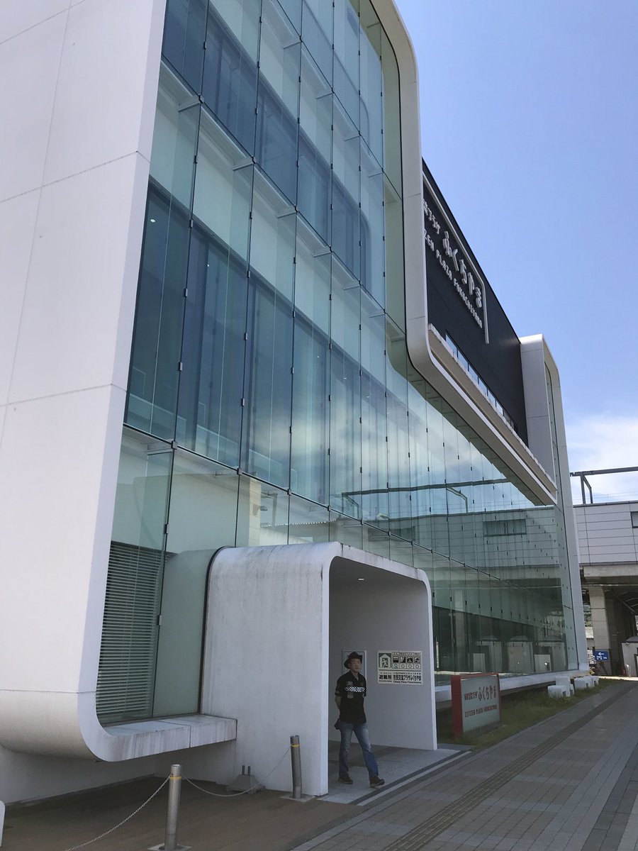 ナカムラクニオ Kunio Nakamura در توییتر 福知山駅前の市立図書館を案内して頂いた すべて角が丸いデザインの館内も美しいけど 閉架書庫の万冊収納できる全自動出庫マシーンがすごかった ナカムラクニオ Kunio Nakamura در توییتر 福知山駅前の市立図書館を案内して頂いた すべて角が丸いデザインの館内も美しいけど 閉架書庫の万冊収納できる全自動出庫マシーンがすごかった