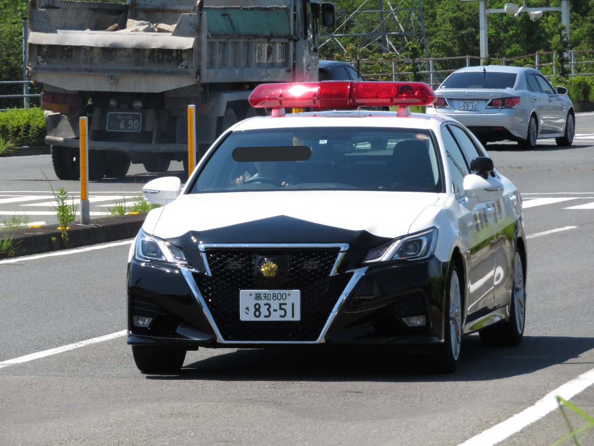 かつき24時 6月2日実施のかつき24時にて 高知県警察高速道路交通警察隊の210系クラウンアスリートパトカーと覆面 給油のために一般道へと降りてきているところを撮影 かつき24時 6月2日実施のかつき24時にて 高知県警察高速道路交通警察隊の210系クラウンアスリートパトカーと覆面 給油のために一般道へと降りてきているところを撮影