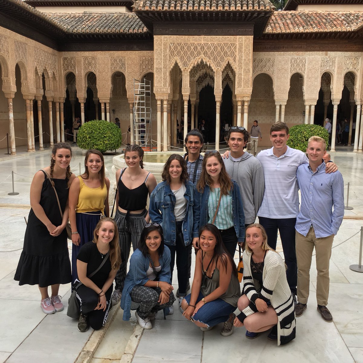 Estudiantes de #summer2018 de <a href="/CIEESeville/">CIEE Seville</a> descubriendo <a href="/alhambracultura/">Alhambra de Granada</a> y el Albaicín #fieldtrip #StudyAbroad