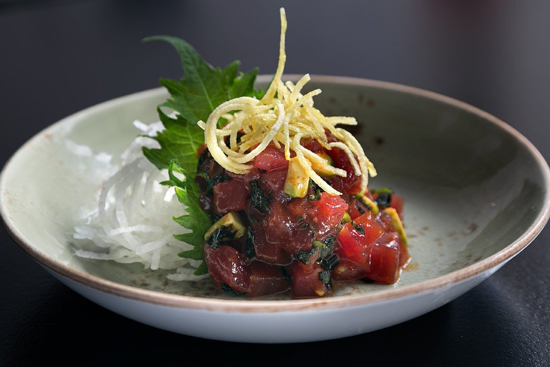 Clubkviar's tweet photo. ¡El tartar de atún kimuchi de @BanzaiMadrid es puro sabor! Intensidad, un punto picante y varias texturas en el mismo plato. No podemos pasar una semana sin probarlo. 

🚩https://t.co/bJFtGM298Y

#madrid #resy #clubkviar https://t.co/o3oM2C0JhZ