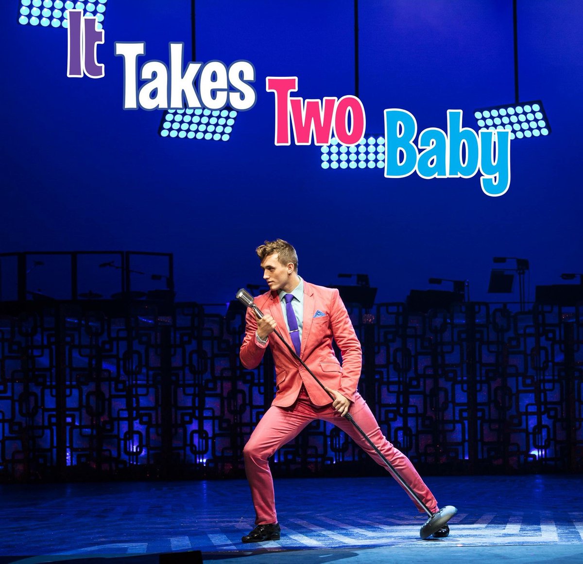 wy_Fohlenelf's tweet photo. Who cares about Zac Efron if you can have the gorgeous @EdwardChitticks sing ‚It takes two‘
Enjoy your last show😊😎
#hairspraymusical #linklarkin https://t.co/lak5mQEUrm