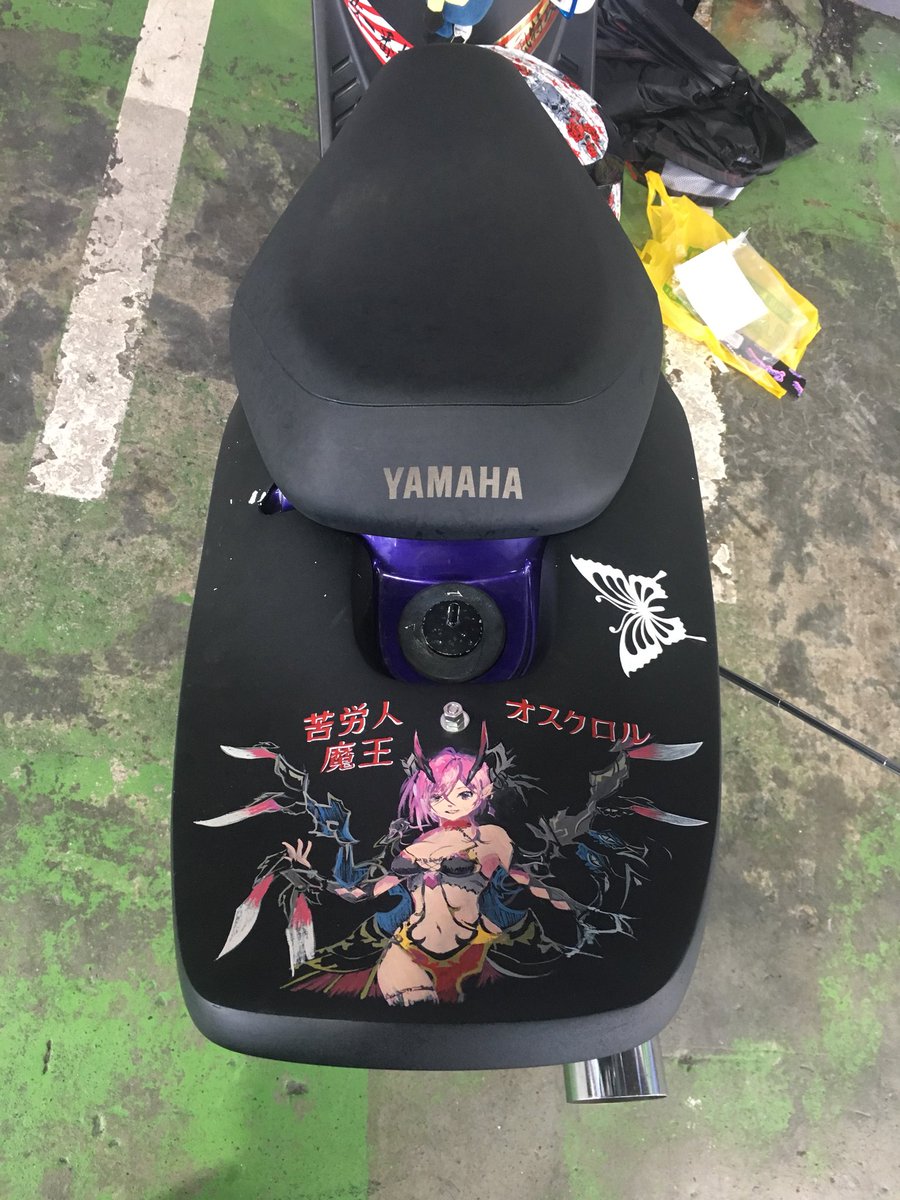 yan_0202t2's tweet photo. 俺のオススメ♪バイクやメットその他いろいろと絵を書いてくれる(絵描き職人さん)😁とても満足いく絵描きさんです♪色んな場所でイベントやってるので
ライダーさんや車の方達も是非♪
オススメの絵描きさんは
▶️@Charibura2 さん。 https://t.co/RlSL2H62hS