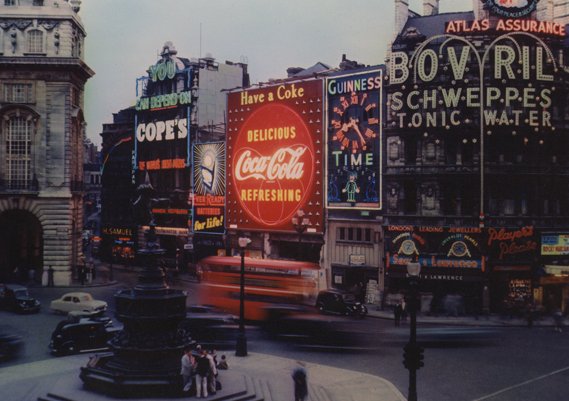 MHD_Studio's tweet photo. #FontSunday Images of the construction of Coca-Cola's 44 sq. ft. Neon Sign at Piccadilly Circus, #London (1954). Built using nearly a mile of neon lighting and weighing 5,000 pounds.

#microtomassive #Art #Design #Typography #Coke @DesignMuseum https://t.co/hjBZUJTjiV