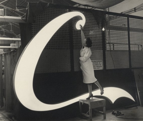 MHD_Studio's tweet photo. #FontSunday Images of the construction of Coca-Cola's 44 sq. ft. Neon Sign at Piccadilly Circus, #London (1954). Built using nearly a mile of neon lighting and weighing 5,000 pounds.

#microtomassive #Art #Design #Typography #Coke @DesignMuseum https://t.co/hjBZUJTjiV