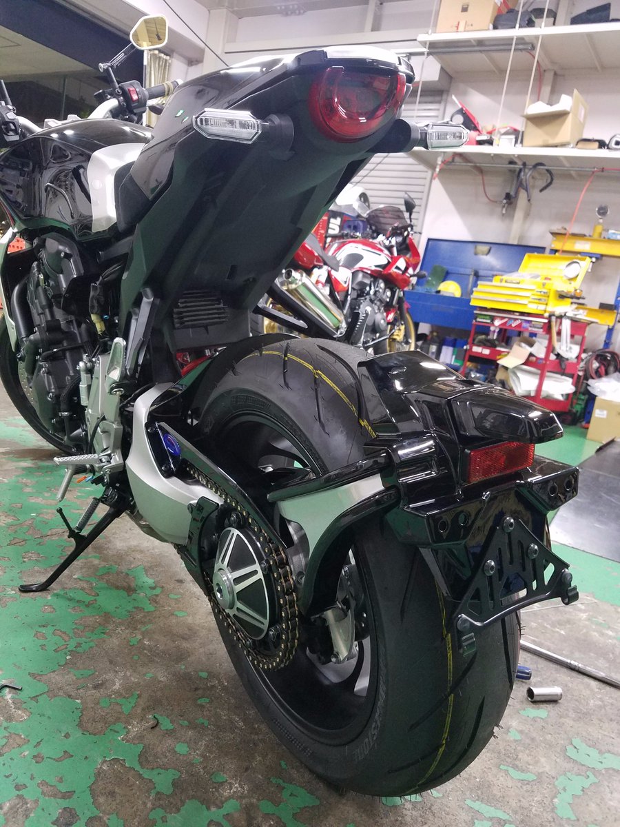 Honda Dream 東大阪 ホンダドリーム東大阪 Twitterissa ｃｂ１０００ｒ リヤフェンダー塗装カスタムです 素地部分を塗っちゃおう Cb1000r