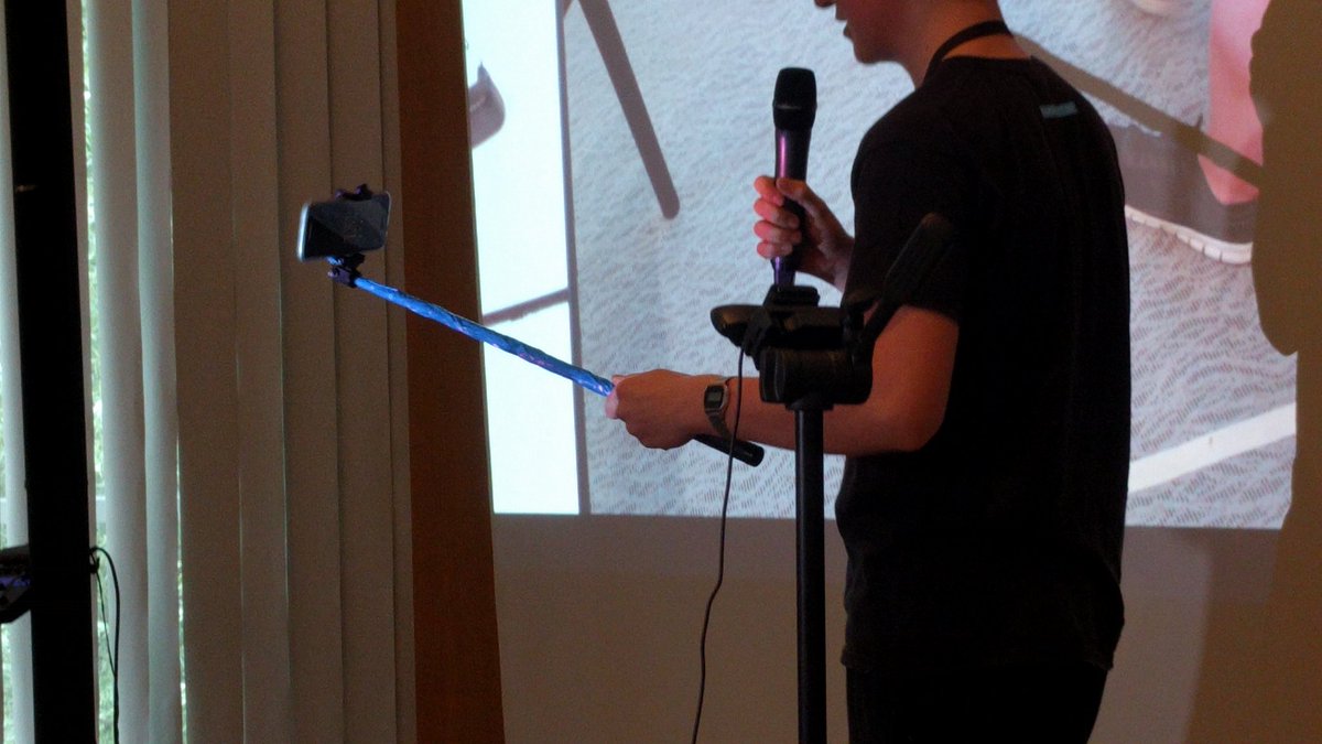 Jugend_hackt_MV's tweet photo. Wie man mit den #Selfistick Golf spielen kann zeigt das Team von #SelfistickGolf! #jugendhackt #jhmv #jhmv18 #SpiderApp https://t.co/Q0quLAlJze