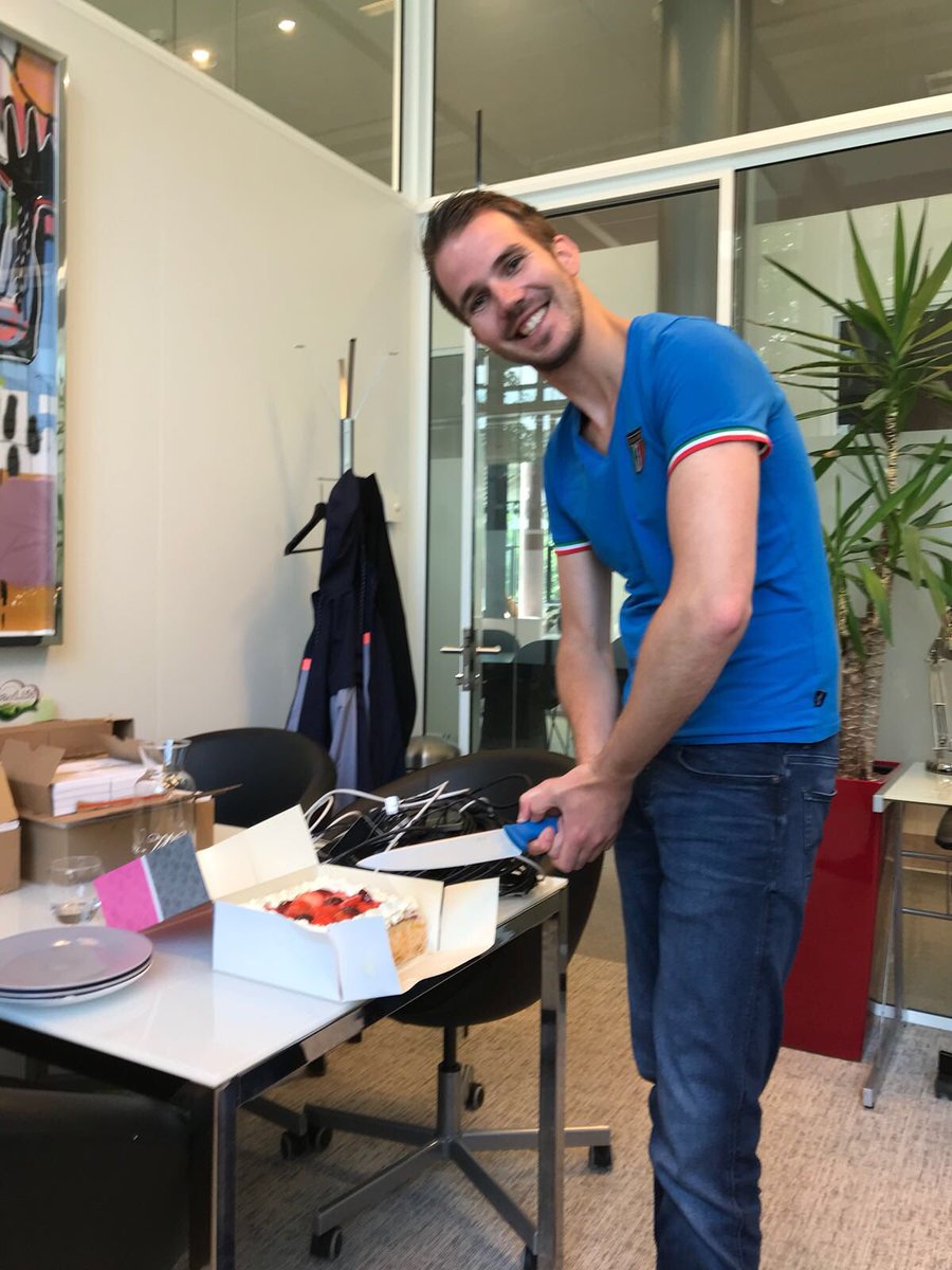 Afgelopen vrijdag werden wij getrakteerd door Sander van Bakkerij Abbekerk, omdat hij super tevreden was met onze snelle service. Zijn mobiele telefoon was van slag en hebben dit in no-time weten op te lossen. Sander bedankt voor de taart! 🍰