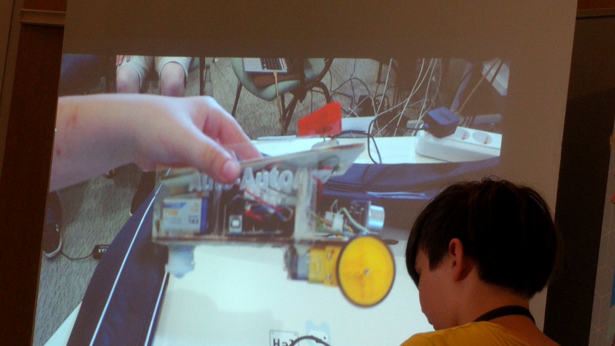 Jugend_hackt_MV's tweet photo. Beim Projekt #AutoAuto wurde ein Auto selber gelasert, 3D-gedruckt, programmiert, verkabelt und gelötet! #jugendhackt #jhmv #jhmv18 #Laser #3Dprint https://t.co/j7Z303n1VX
