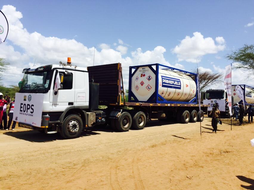 citizentvkenya's tweet photo. President Kenyatta flags off first consignment of crude oil from Ngamia 8, Turkana County; 2,000 barrels to be transported to Mombasa daily. https://t.co/1CKwYr1Apu https://t.co/tKeAKKcfTD