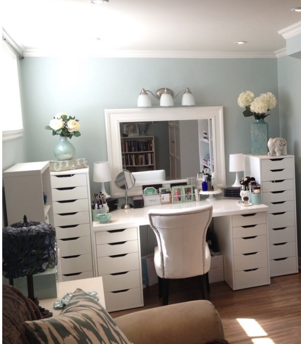 SonnyCosmetics's tweet photo. Love this #vanity set up ๐๐๐ so serene .
.
.
#vanityroom #beautyroom #makeupdesk #vanitymirror #vanitychair #acrylicorganizer #homeinspo #homeinterior #homegrown #makeupstorage https://t.co/WIAWl5o25O