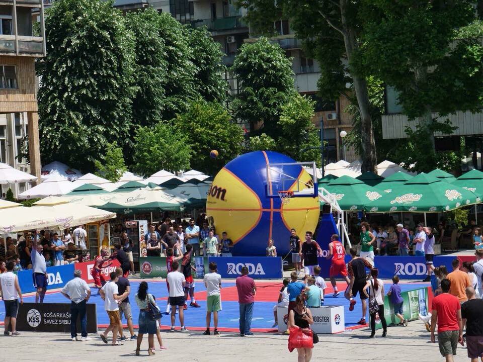 3x3Serbia's tweet photo. Juče smo čekirali još 1 stanicu #RODA3x3prvenstvaSrbije , epicentar najboljeg basketa u zemlji bio je Trg Partizana Užice.
#3x3setup #3x3setting #3x3technicalteam #3x3serbia #3x3Uzice #3x3SerbiaTour2k18
Već danas se selimo za Niš . https://t.co/V2jMG8S3Cb