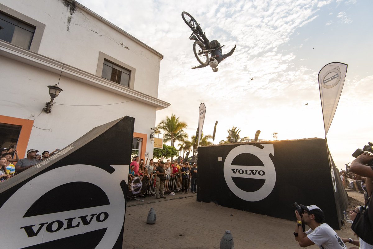 InsyncBikes's tweet photo. Our ambassador Patrick Robinson has just returned from an epic downhill adventure in Puerto Vallarta, Mexico. He makes these no handed backflips look like a piece of cake! 🚵🏼‍♀🇲🇽 Don’t try this at home 😉 #patrickrobinson
#DownPuertoVallarta2018 #mexico #insyncbikes https://t.co/QpwOOC4Ewy