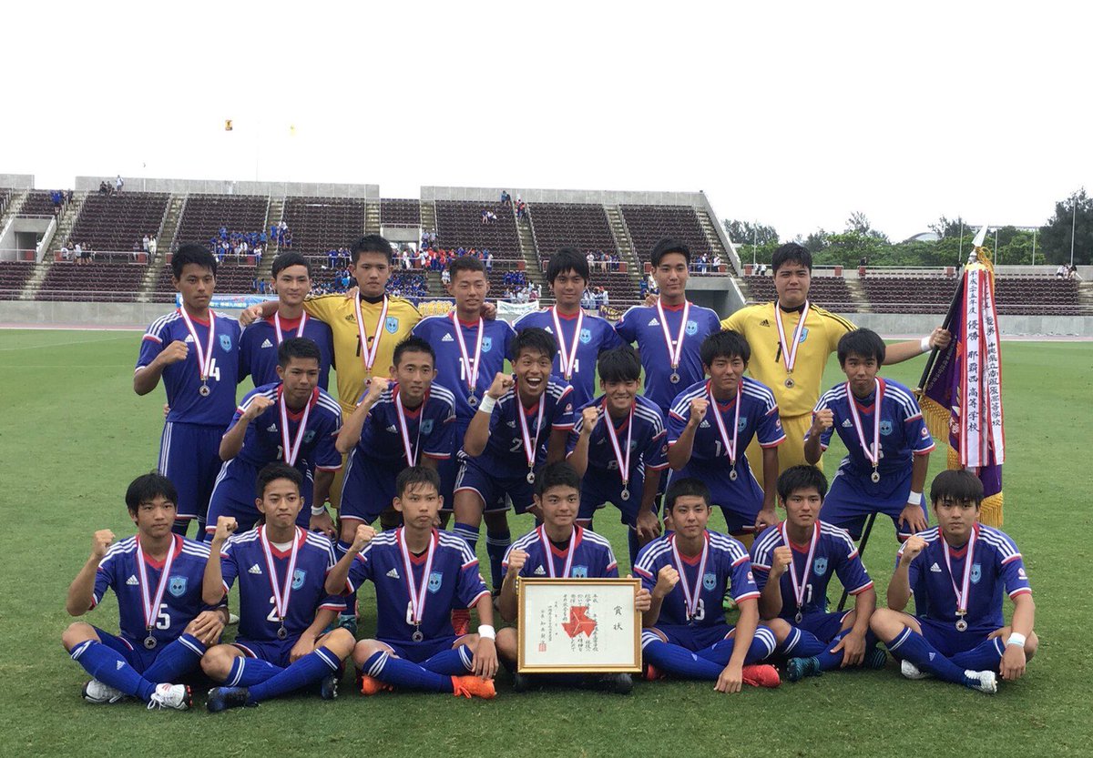 u_g6e's tweet photo. インターハイ優勝🏅
前原高校で本当に良かった！
去年の俺の誕生日の時は宜野湾に負けてみんなに言えなかったけど、今年の誕生日は那覇戦で勝ってさらに優勝までして最高の誕生日になった🎂
プレゼントも机に入りきらないくらいたくさんありありがとうございました。
九州も全国もこのまま勝つぞ〜🔥 https://t.co/Sc6K86Sjf1